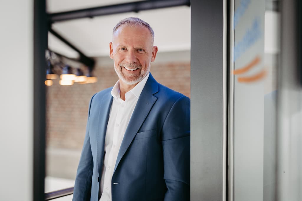 Reinhard Heesen, Geschäftsführer von Transpair, in den Büroräumen des Unternehmens