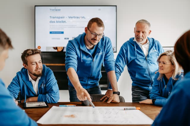 Das Transpair-Team bespricht gemeinsam einen Ablauf am Besprechungstisch